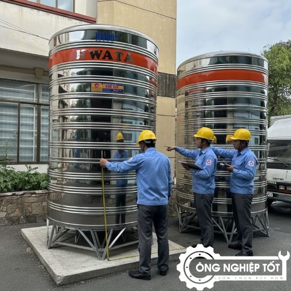 Kỹ sư Công Nghiệp Tốt đang khảo sát công trình: đo tải trọng, kiểm tra khung